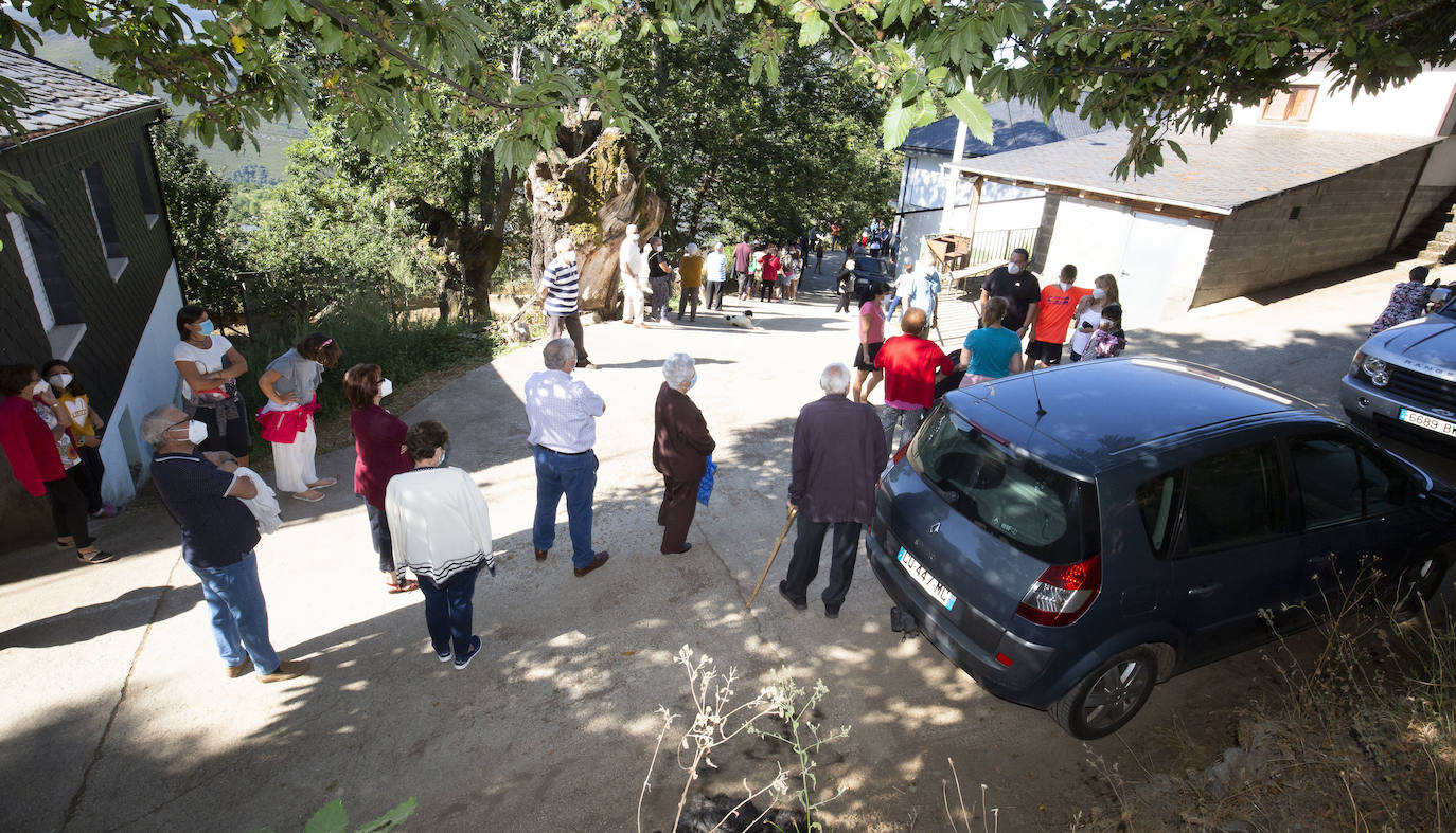 Fotos: Pruebas PCR a los vecinos de Oencia