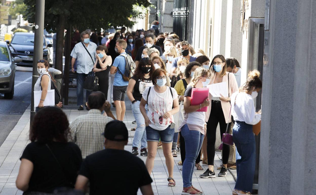 Colas para solicitar las ayudas a los trabajadores afectados por los ERTEs. 