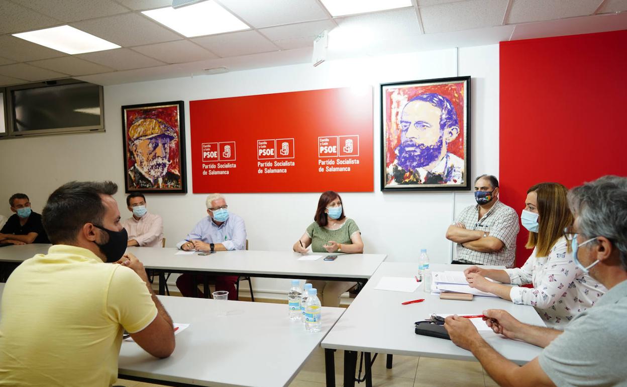 Reunión de trabajo entre la vicesecretaria general del PSOE de Castilla y León y alcaldes salmantinos. 