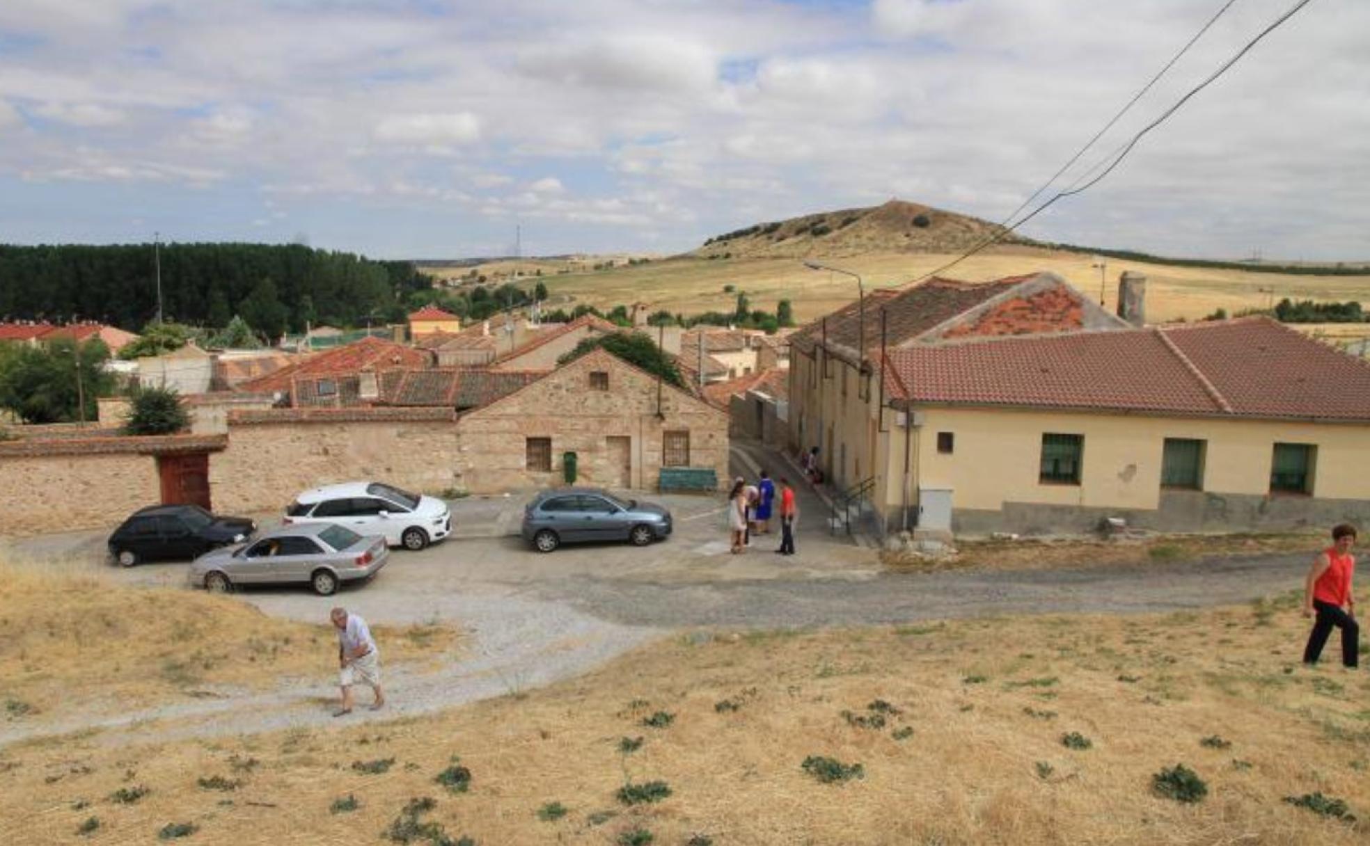 Torredondo, en Segovia, con el cerro 'Montón de paja' al fondo. 