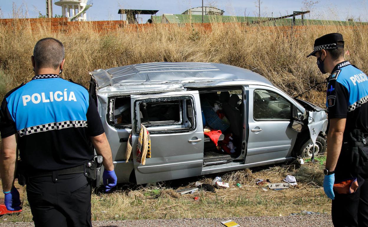 Dos agentes observan el estado en el que quedó la furgoneta. 