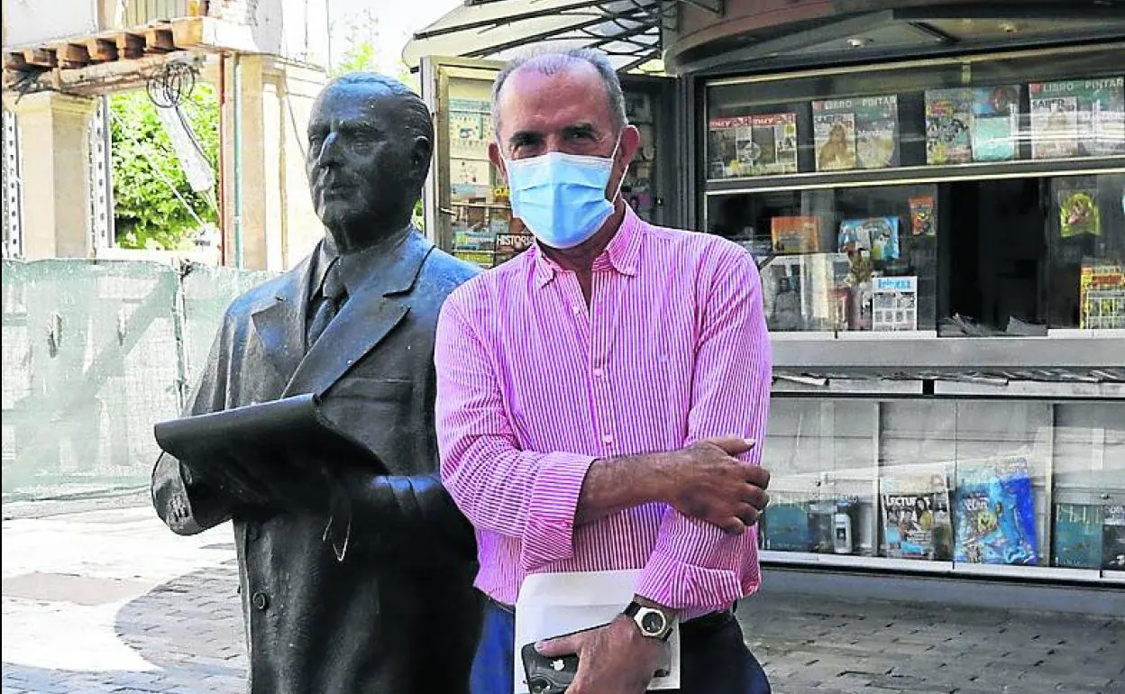 Luis Fernández Vallejo, junto a la escultura a Jerónimo Arroyo.