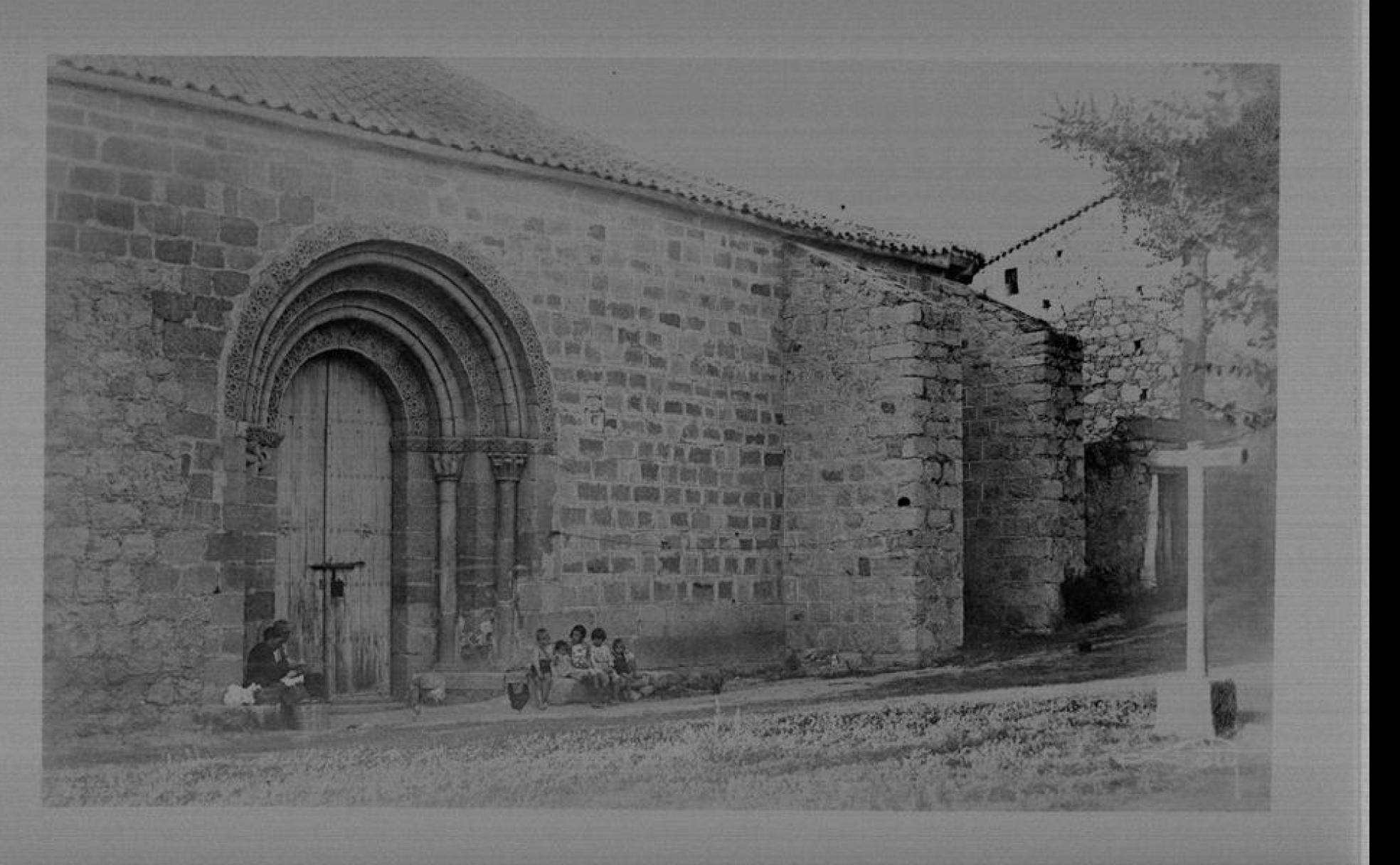 Fachada y puerta de la ermita de San Segundo a principios del siglo XX. 