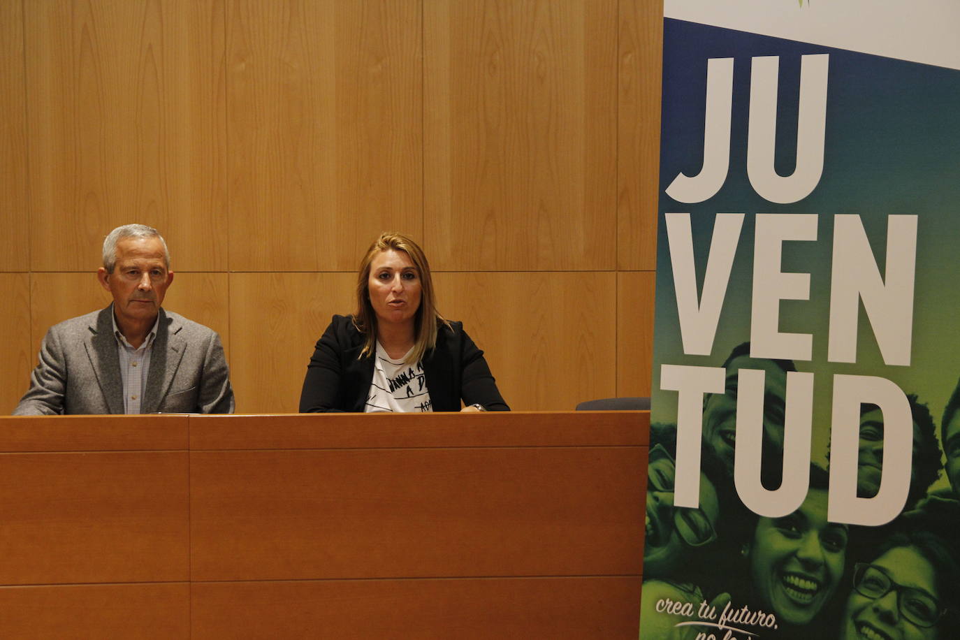 Román Rodríguez, alcalde de Laguna de Duero, y Estela Crespo, concejala de Juventud, en un acto sobre este colectivo. 