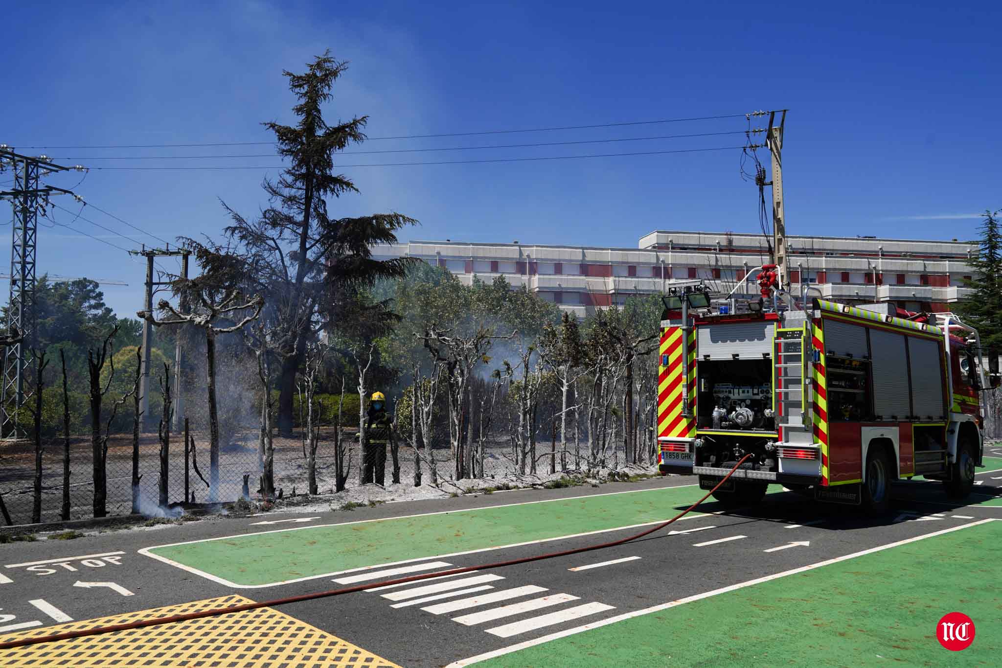 Los bomberos en labores de extinción del incendi.o