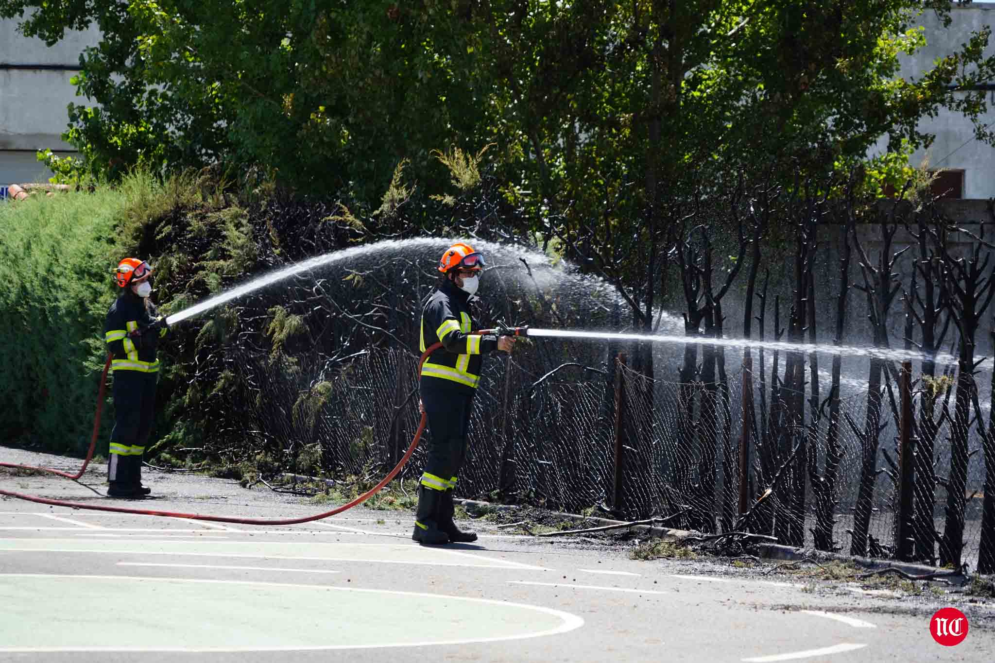 Los bomberos en labores de extinción del incendi.o
