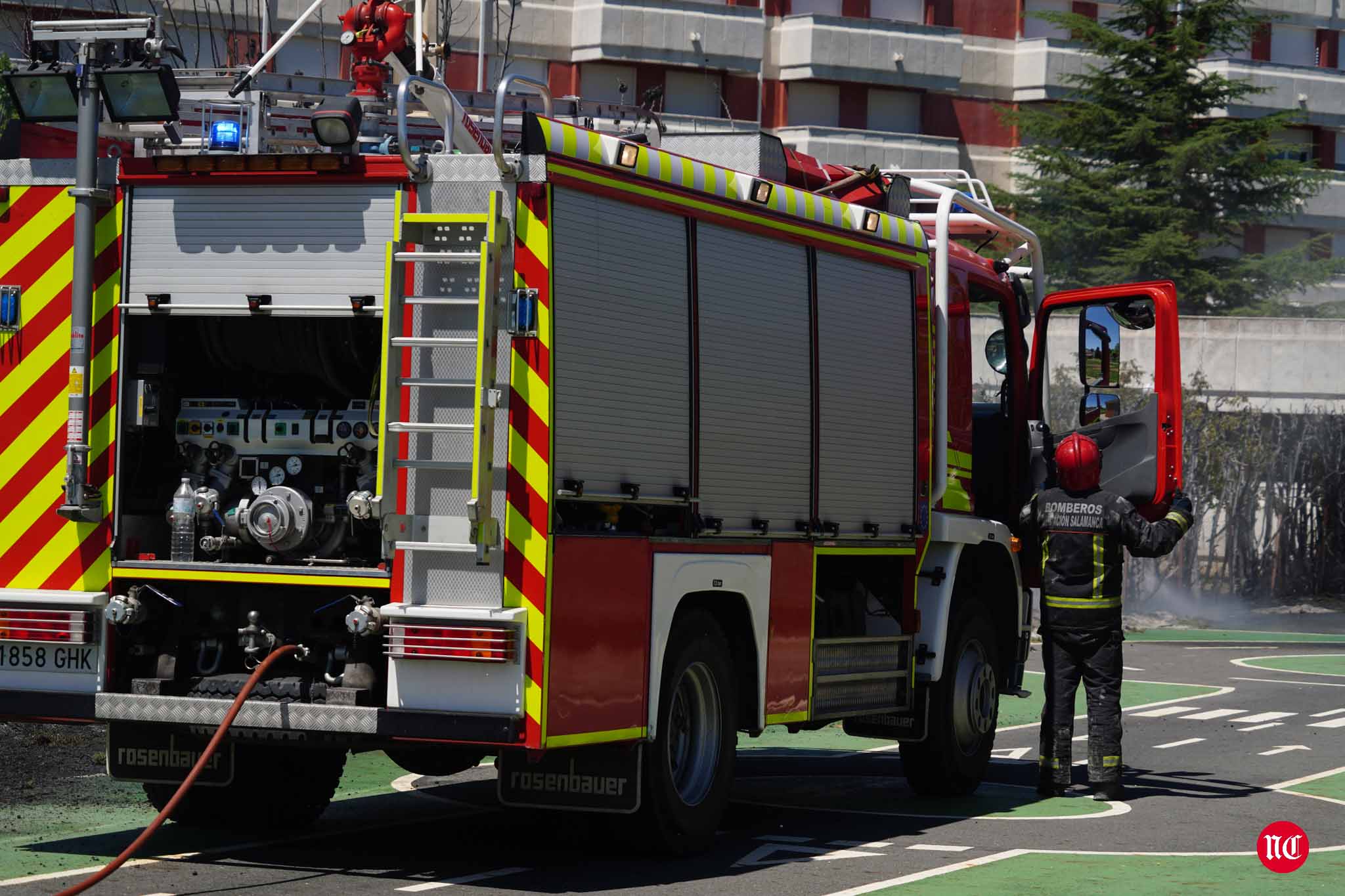 Los bomberos en labores de extinción del incendi.o