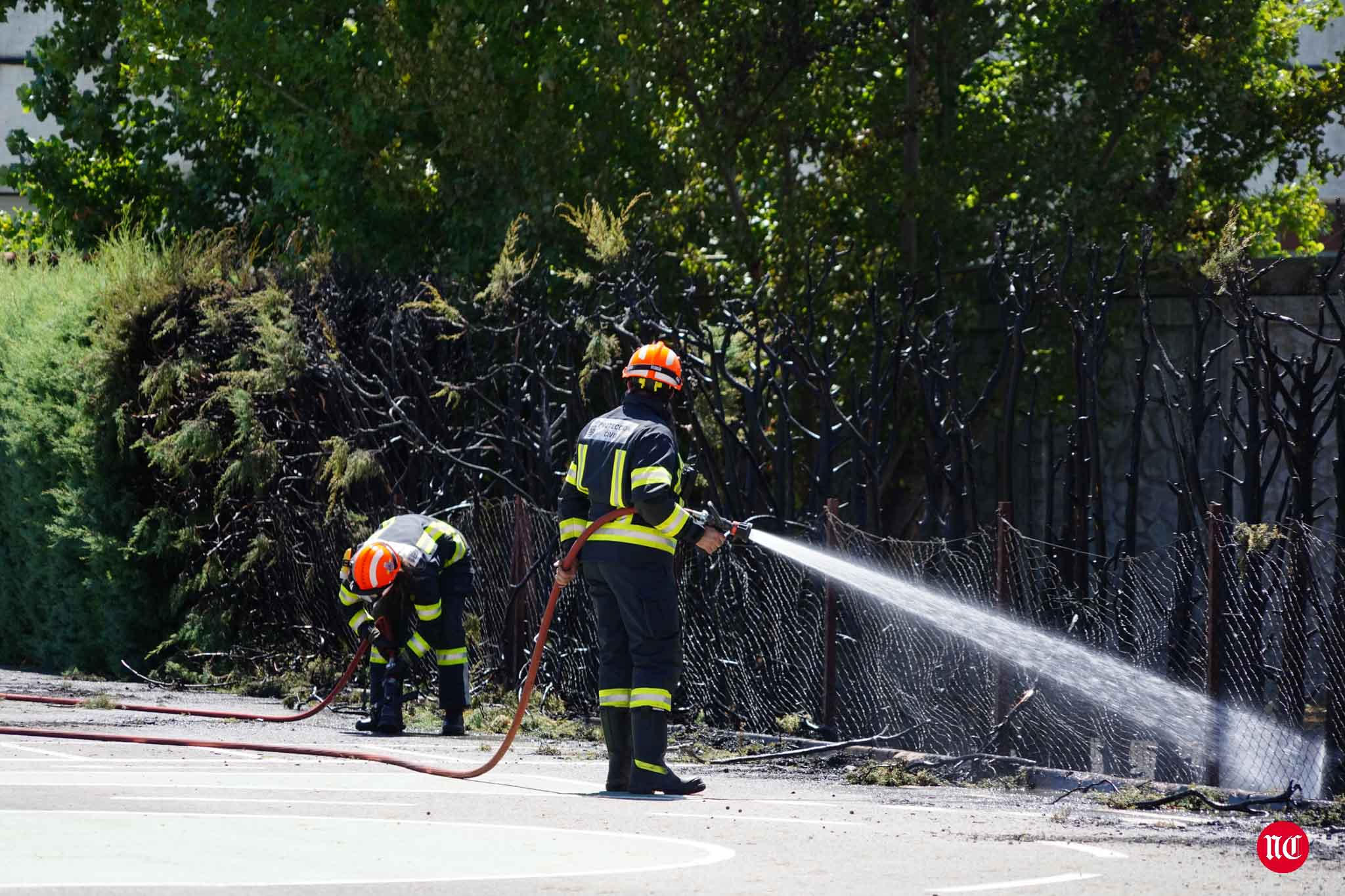 Los bomberos en labores de extinción del incendi.o