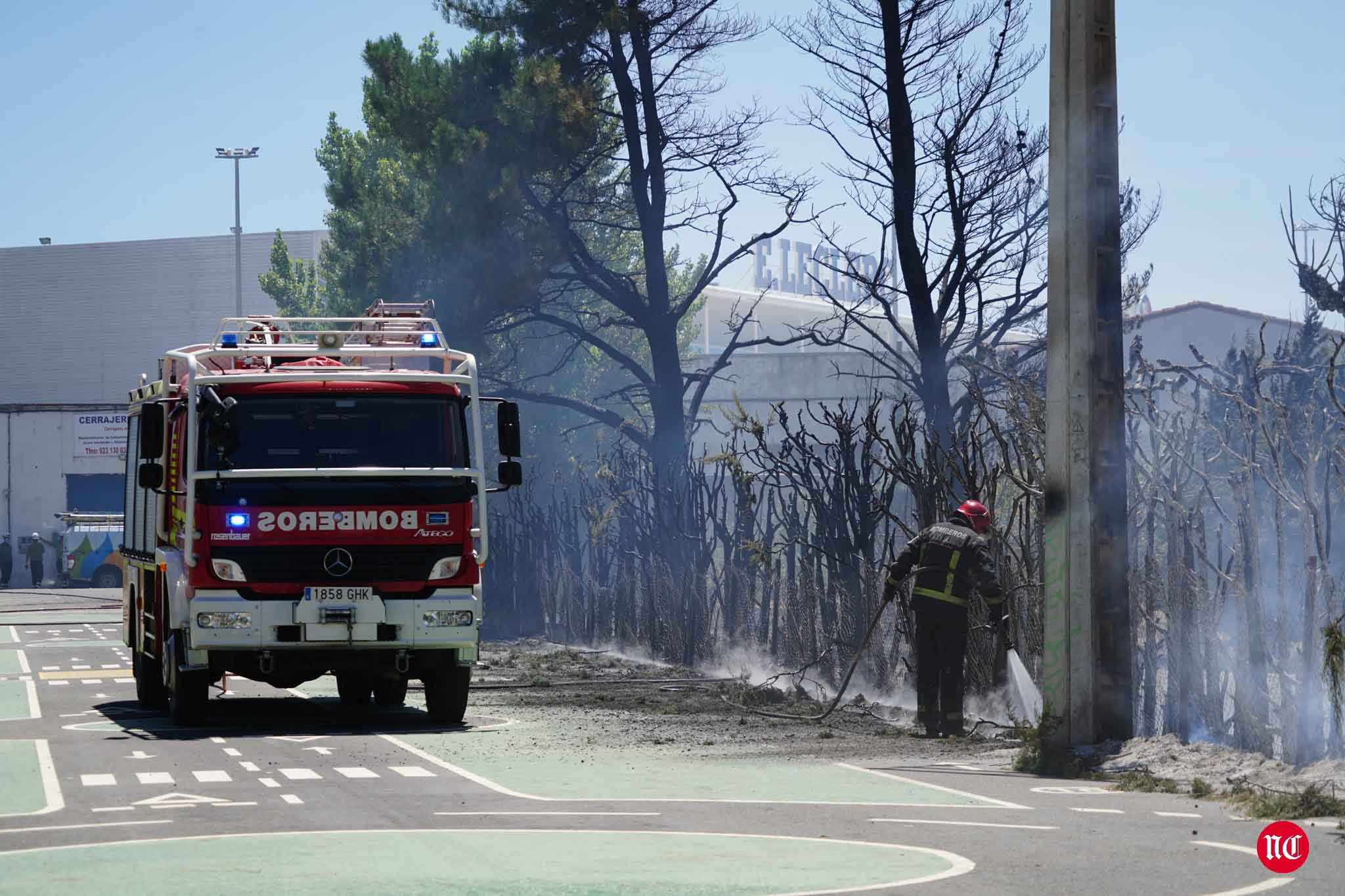 Los bomberos en labores de extinción del incendi.o
