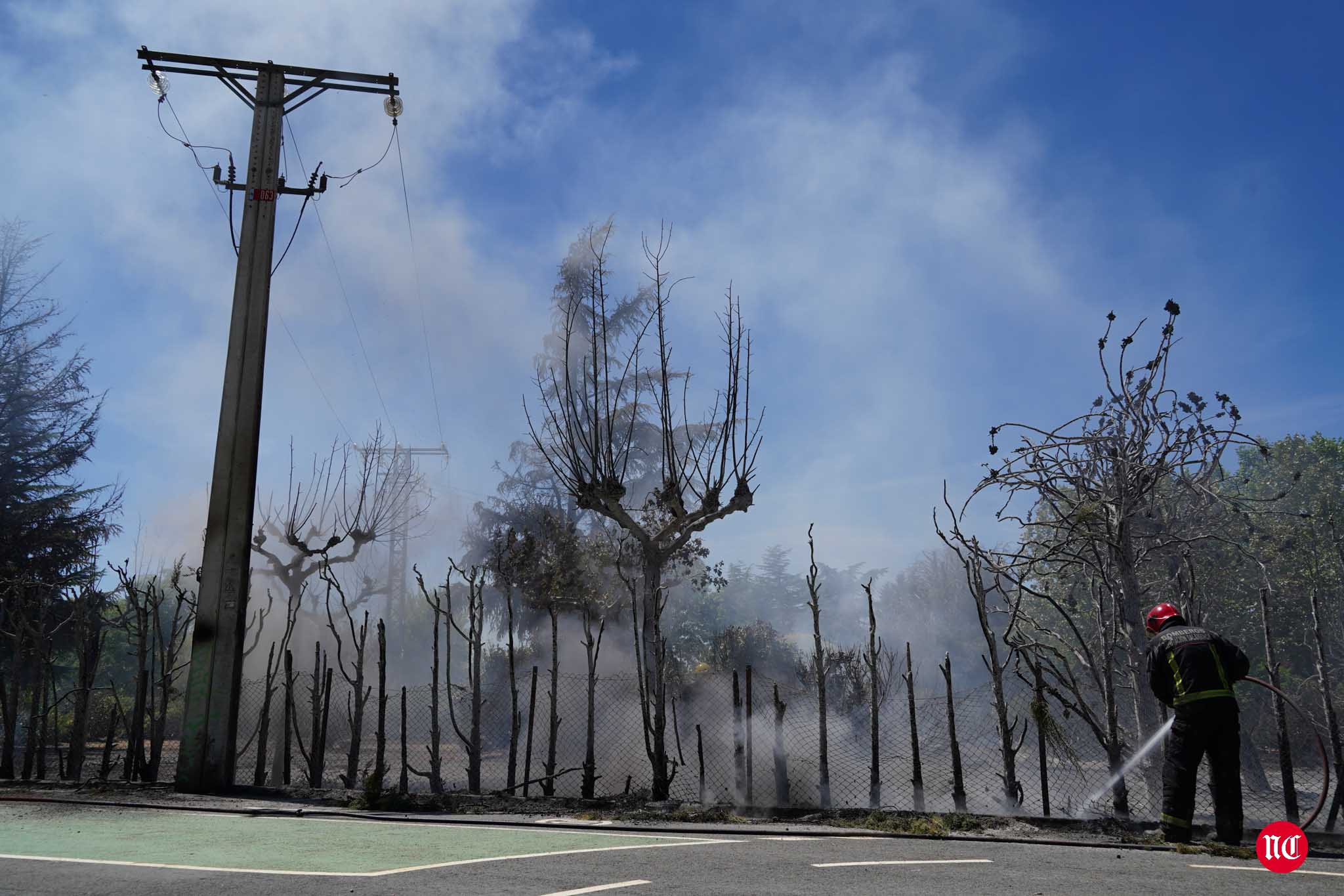 Los bomberos en labores de extinción del incendi.o