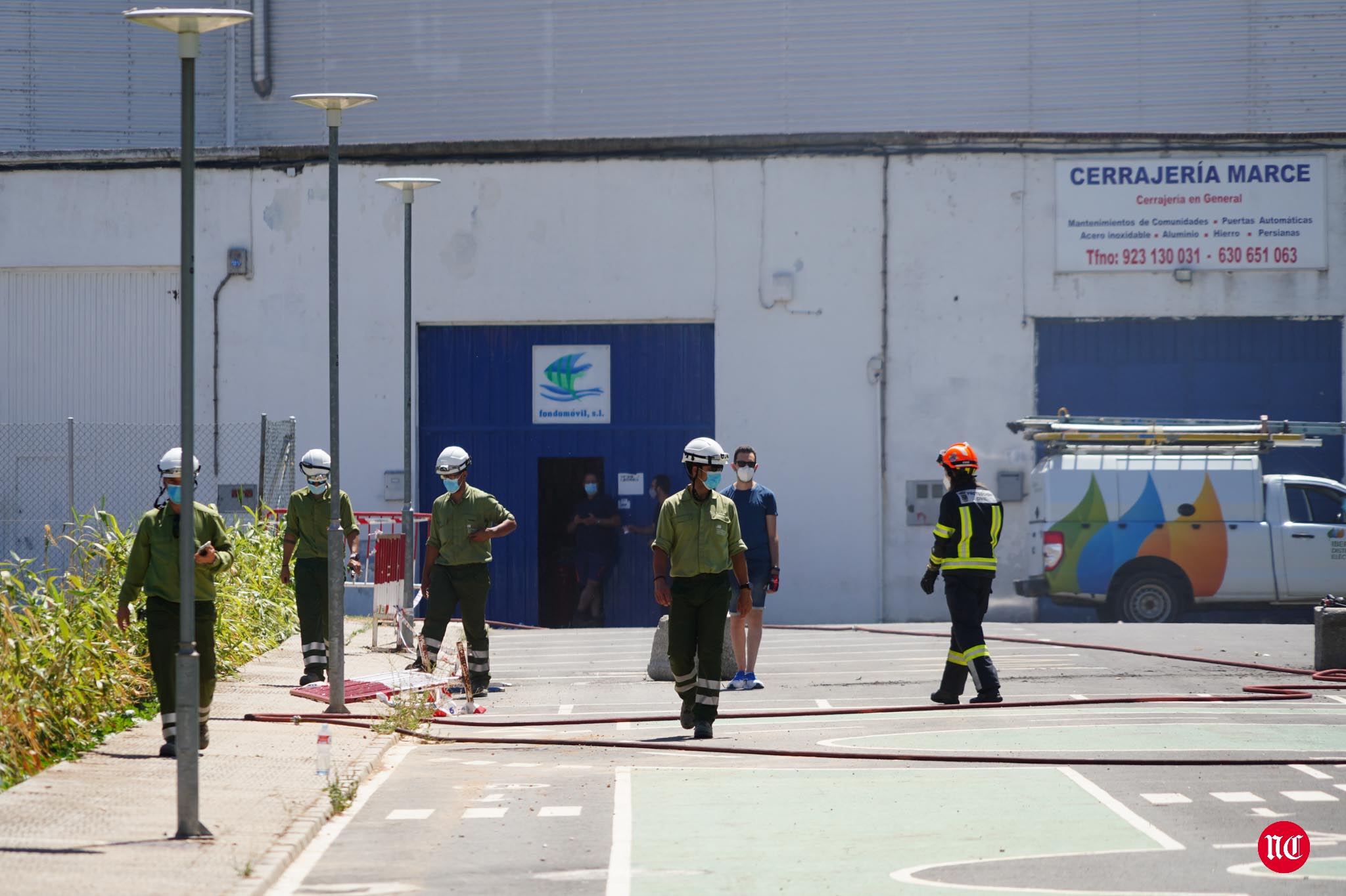 Los bomberos en labores de extinción del incendi.o