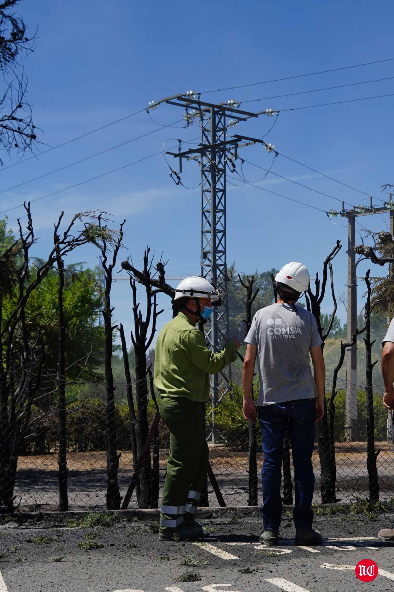 Los bomberos en labores de extinción del incendi.o