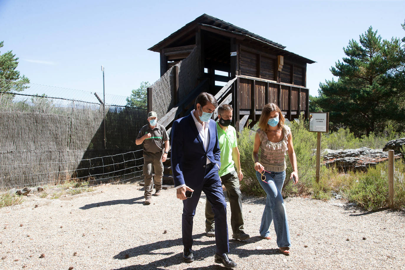 El consejero de Fomento y Medio Ambiente, Juan Carlos Suárez-Quiñones, ha visitado hoy la nueva pasarela-mirador del Centro del Lobo Ibérico de Castilla y León. 
