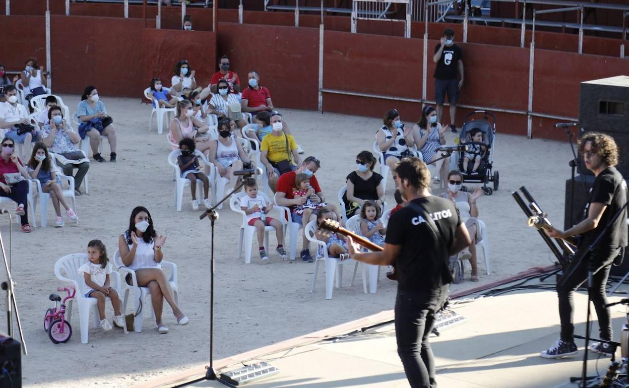 Concierto del grupo Happening en la plaza portátil instalada en el Coso de Peñafiel. 