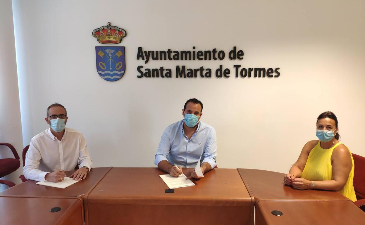 Andrés Neira, David Mingo (alcalde de Santa Marta de Tormes) y Mari Cruz Gacho. 