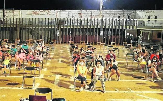 Los vecinos de Traspinedo disfrutan de una sesión de cine al aire libre en la plaza de toros.