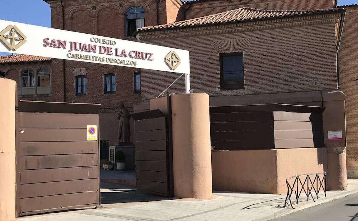 Exterior del colegio Dan Juan de la Cruz, donde estudia el menor. 