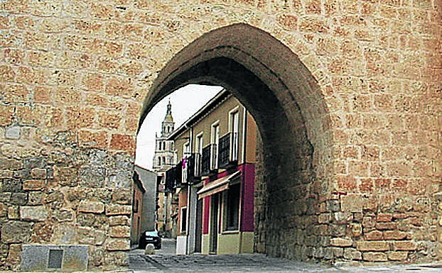 Imagen principal - Arriba, Puerta de Ajújar; debajo, bóvedas de la Iglesia de Santiago y portada sur de la Iglesia de Santiago. 