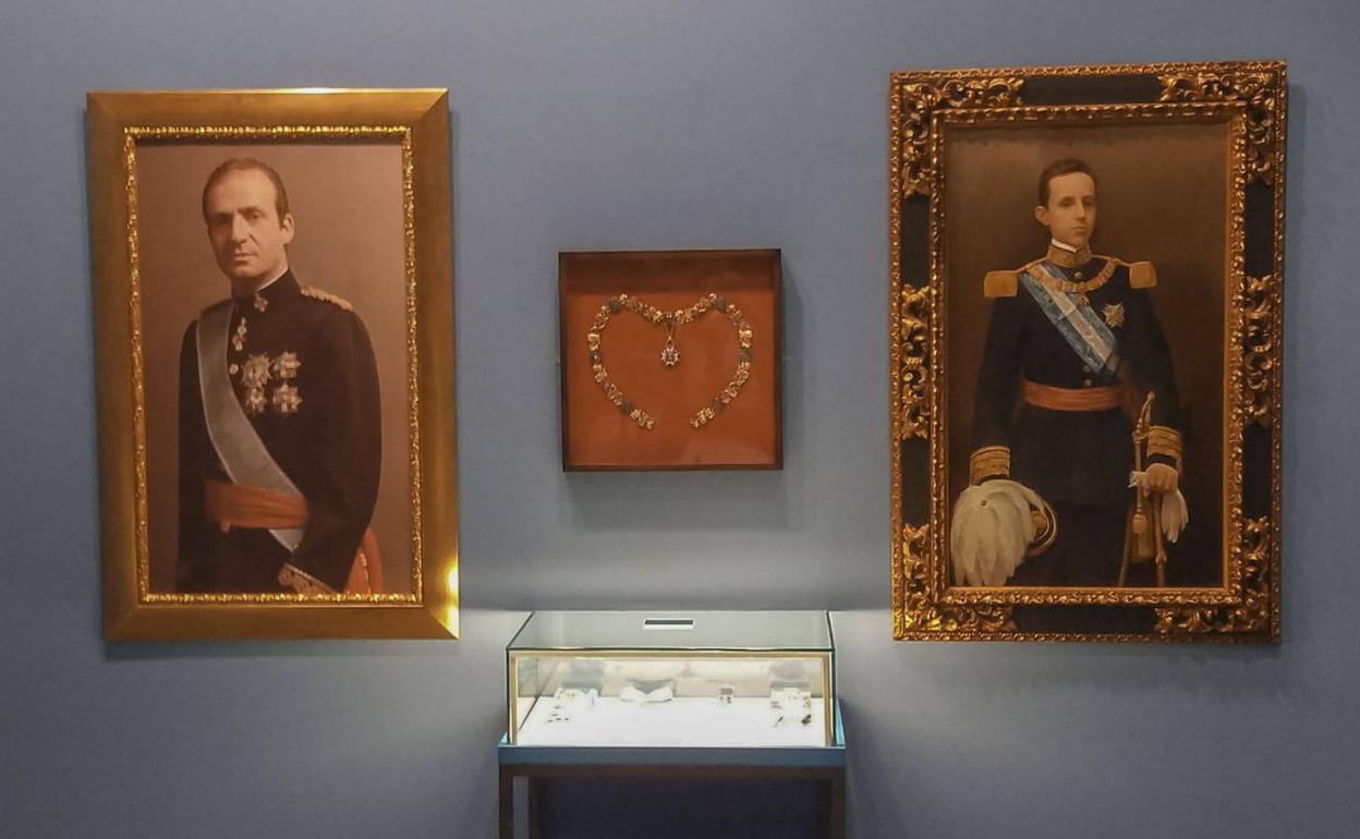 Retratos de Juan Carlos I y Alfonso XIII.