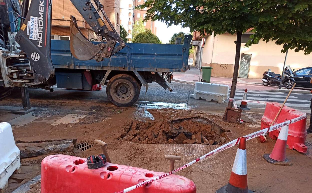 El reventón de una tubería obliga a cortar la calle Olmo de Valladolid