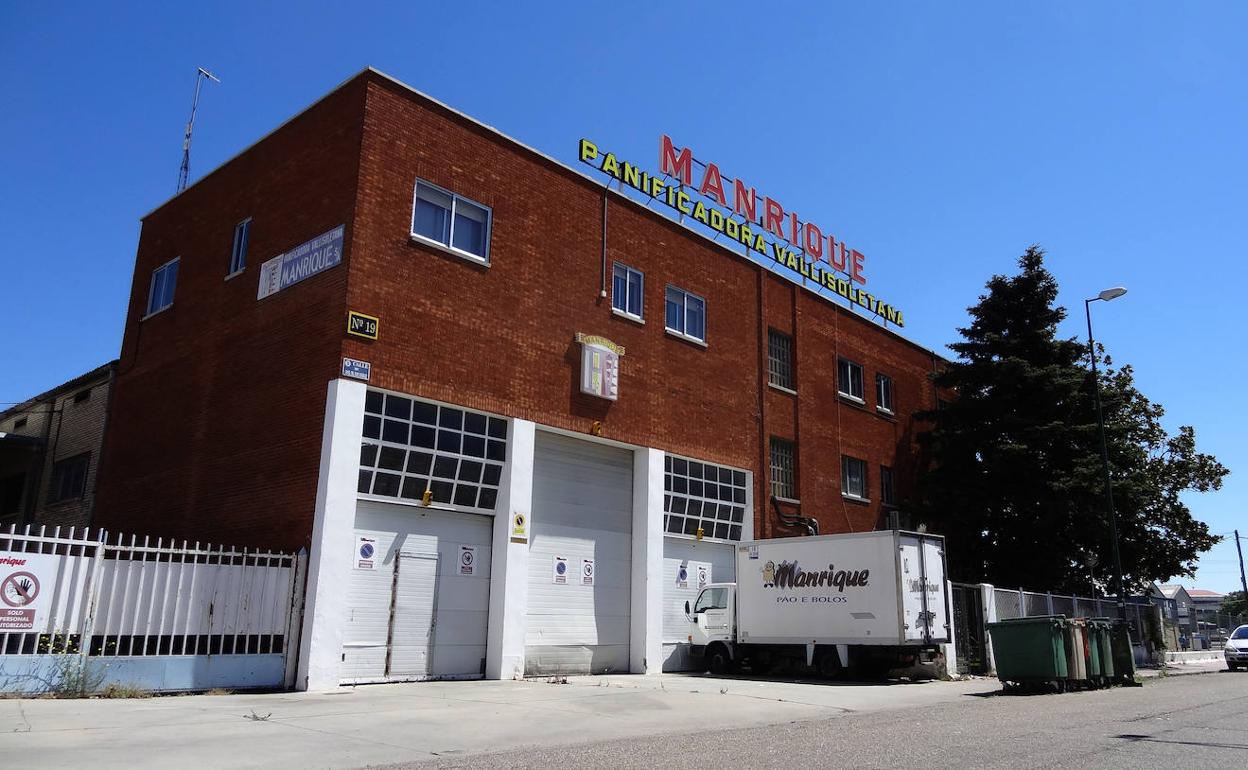 Planta de Manrique en Daniel del Olmo, con una vieja furgoneta aparcada en la puerta desde hace meses.