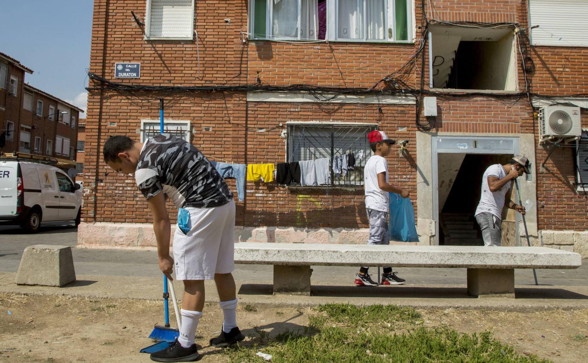 Jóvenes de Las Viudas limpian una calle del barrio.