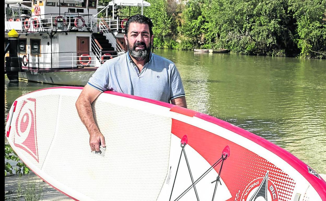 Alberto Gutiérrez posa con una tabla de pádel surf en las inmediaciones de la ribera del Pisuerga, uno de sus sitios favoritos. 