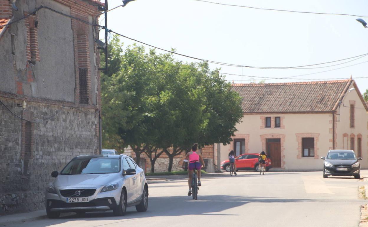 Las calles de la pedanía de Campo de Cuéllar, en Segovia, estaban este jueves casi desiertas. 