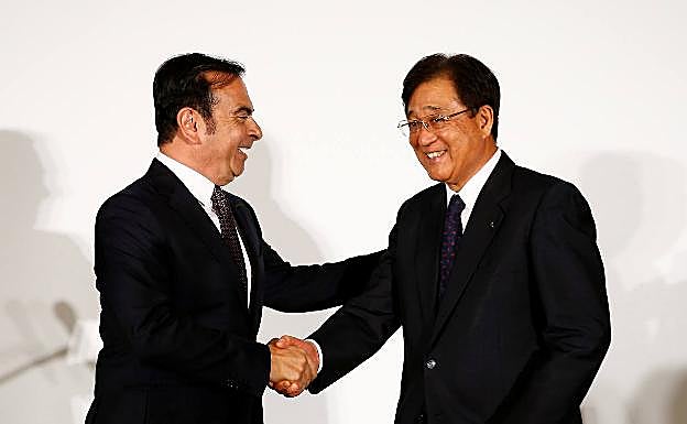 Osamu Masuko estrecha la mano de Carlos Ghosn en 2016