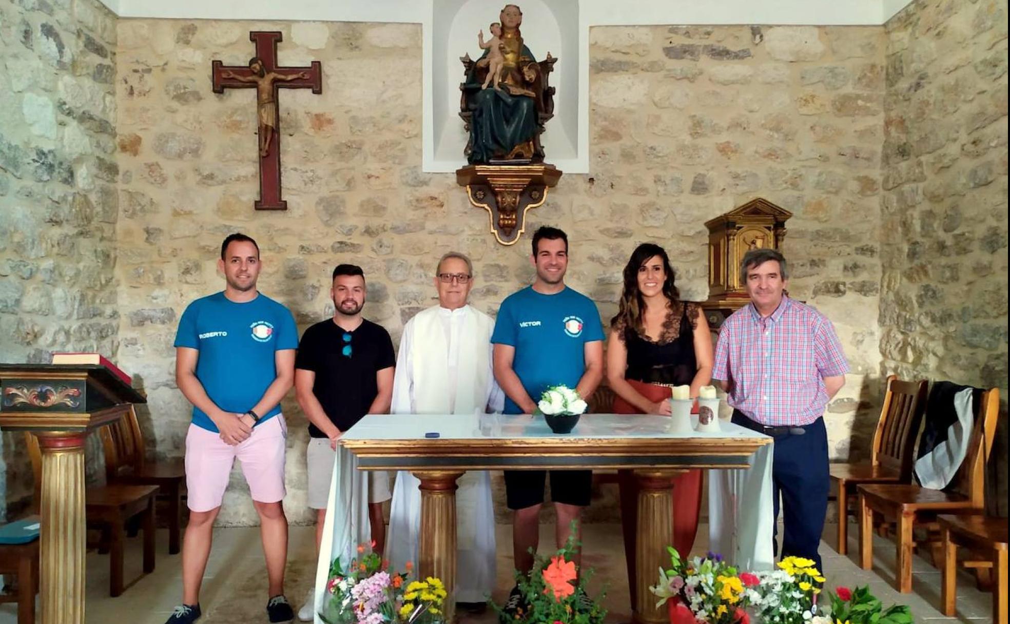 El alcalde, Víctor Arroyo, en el centro, entre el párroco y la pregonera del año pasado, con los concejales. 