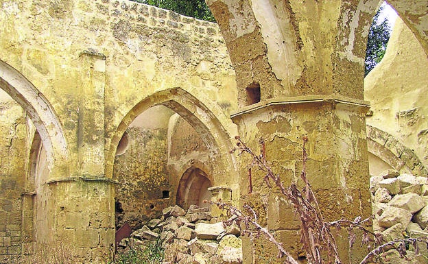 El interior del monasterio, en ruinas, conserva algunas esculturas.