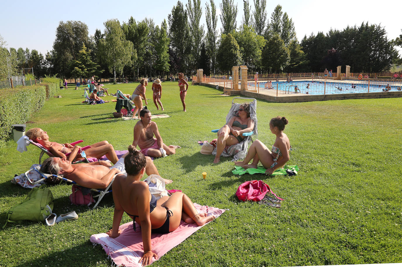 Bañistas ayer en la piscina de Monzón.