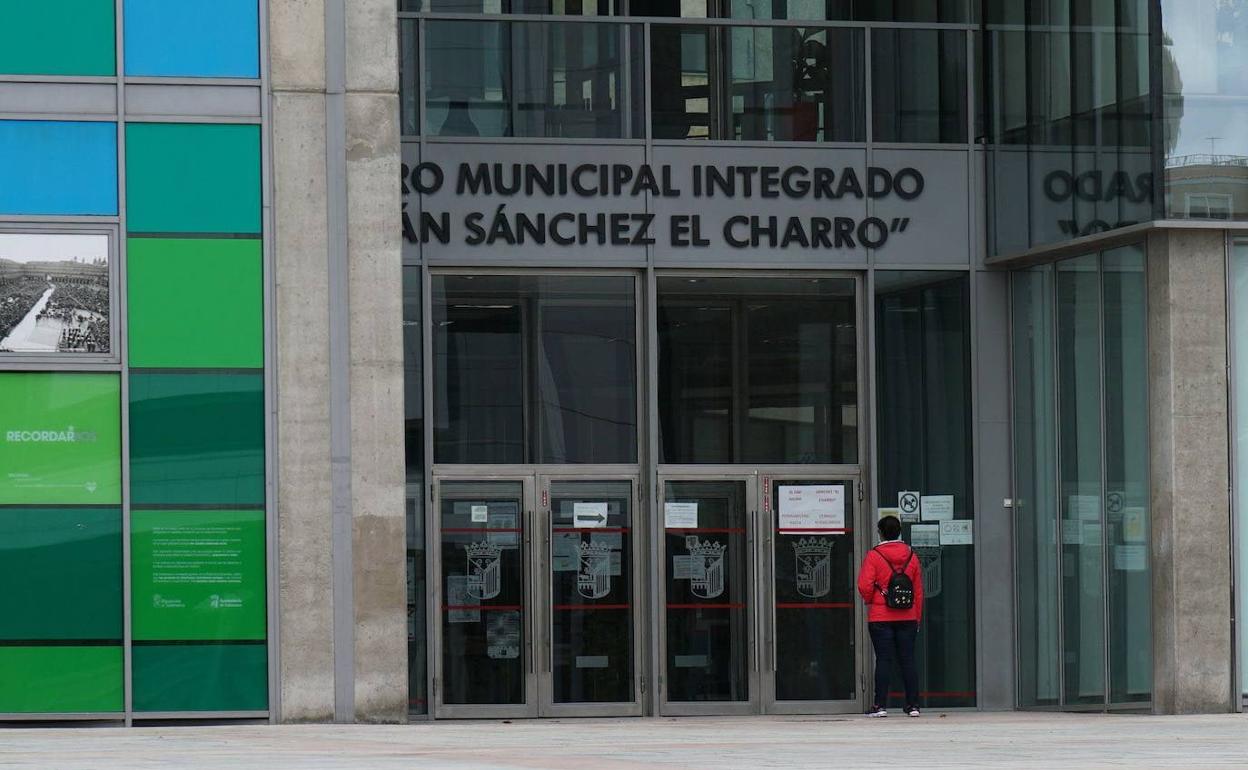 Vista exterior del centro municipal integrado Julián Sánchez El Charro. 