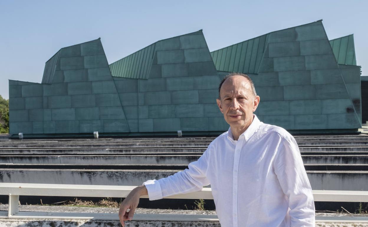 Juan Carlos Hernández posa para la entrevista delante del Museo de la Ciencia.