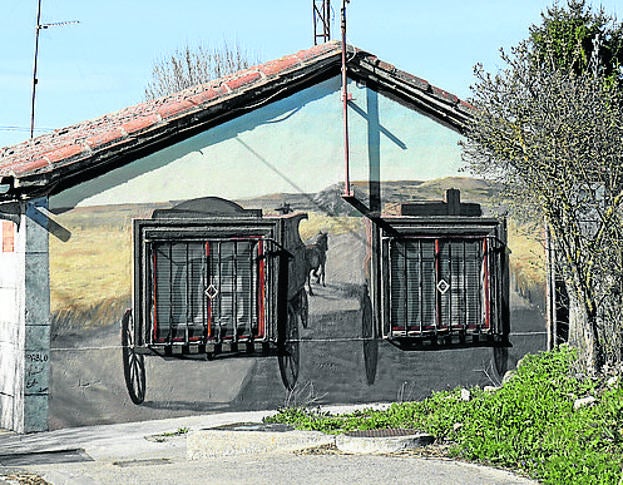 Imagen principal - Arriba, uno de los murales de 'VegArte'; debajo, a la izquierda, restos de la iglesia de Tirados de la Vega y a la derecha, fuente de Tirados, recuperada en 2018 por voluntarios, vecinos y trabajadores municipales. 
