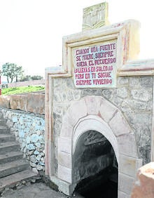 Imagen secundaria 2 - Arriba, uno de los murales de 'VegArte'; debajo, a la izquierda, restos de la iglesia de Tirados de la Vega y a la derecha, fuente de Tirados, recuperada en 2018 por voluntarios, vecinos y trabajadores municipales. 