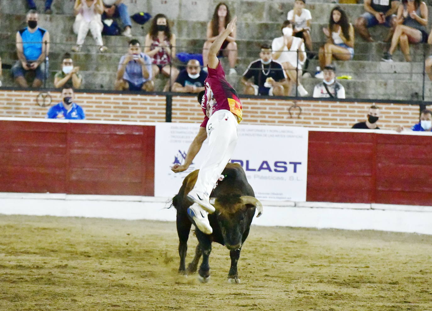 Foto de familia de los recortadores que participaron en el concurso de este viernes en El Espinar. 