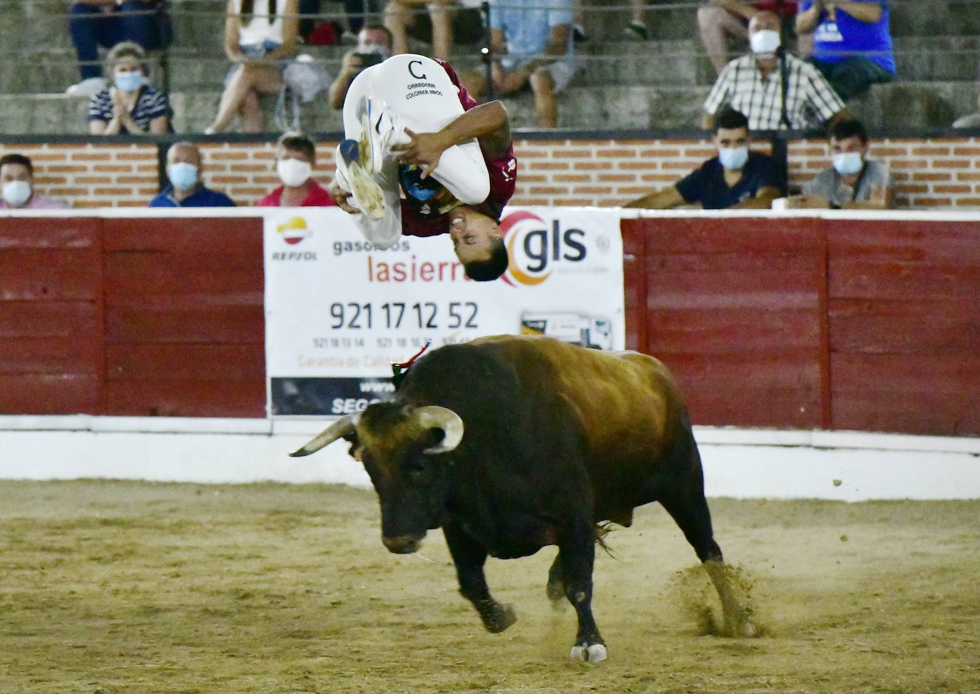 Foto de familia de los recortadores que participaron en el concurso de este viernes en El Espinar. 