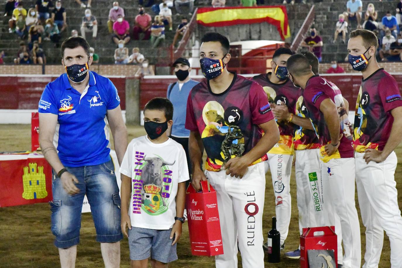 Foto de familia de los recortadores que participaron en el concurso de este viernes en El Espinar. 