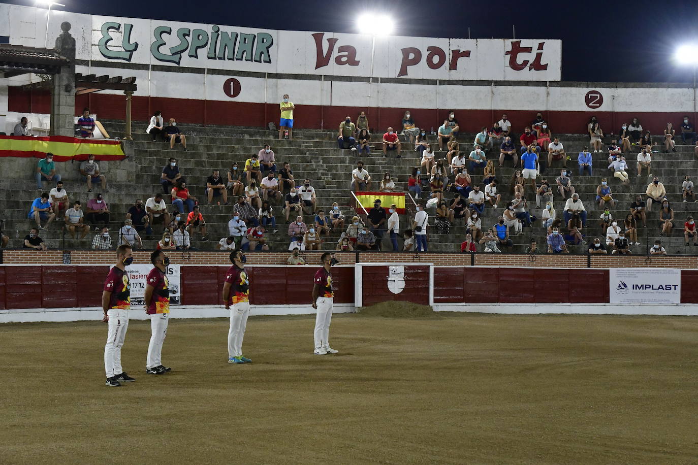 Foto de familia de los recortadores que participaron en el concurso de este viernes en El Espinar. 