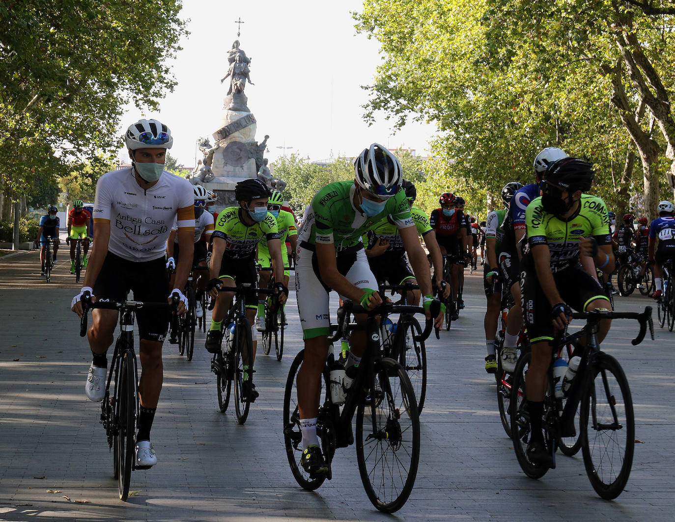Prueba ciclista Sub 23 y Élite del Memorial Ángel Lozano de ciclismo con salida desde el Campo Grande de Valladolid. 