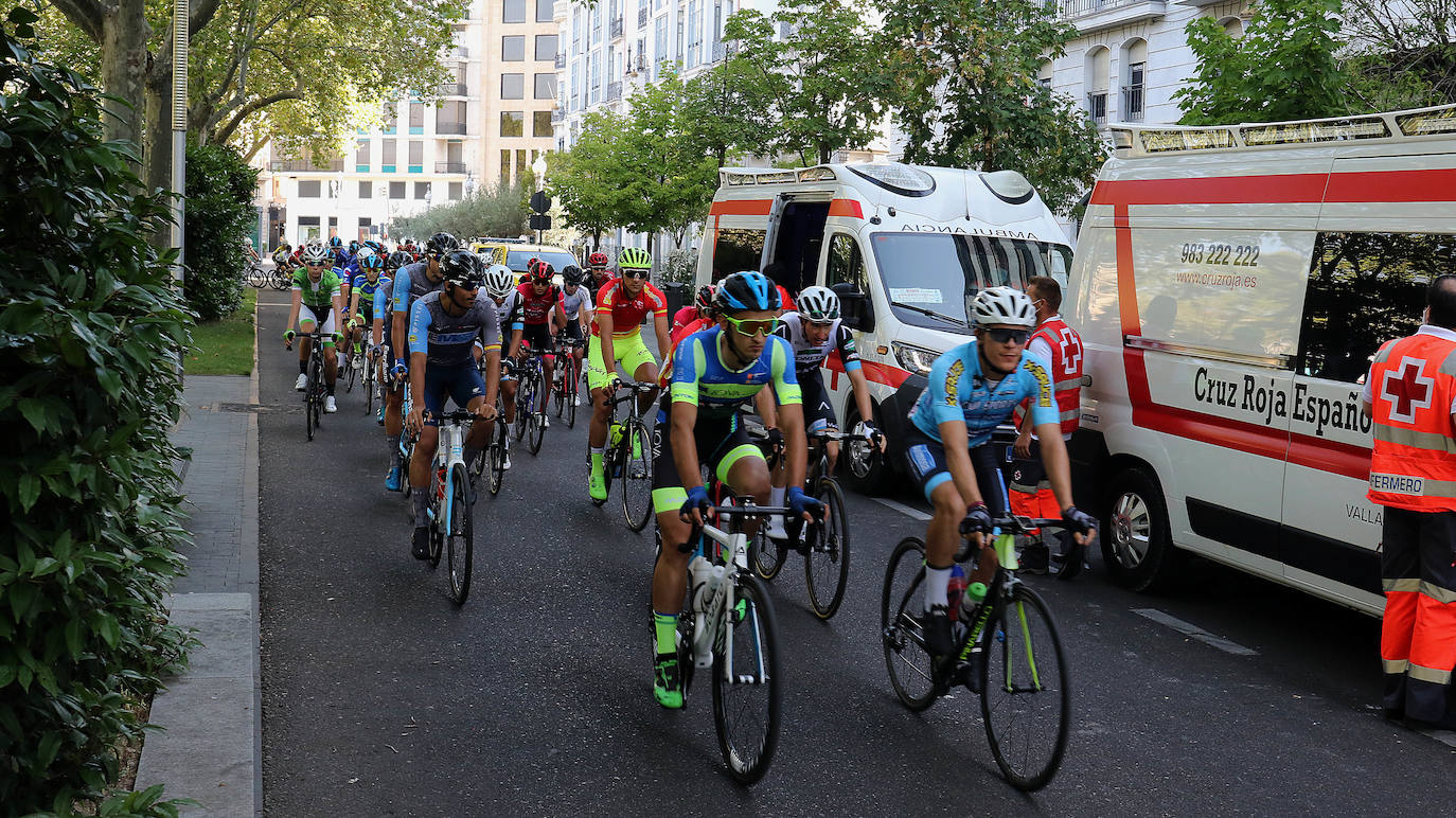 Prueba ciclista Sub 23 y Élite del Memorial Ángel Lozano de ciclismo con salida desde el Campo Grande de Valladolid. 