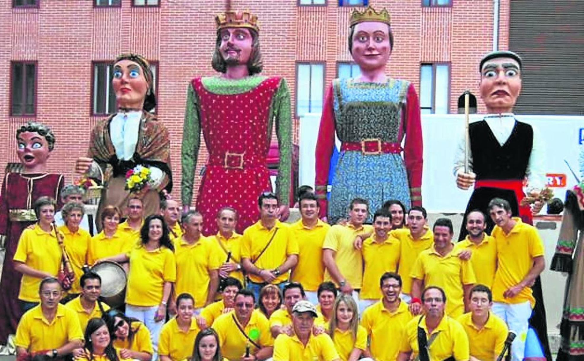 Miembros de la asociación de Camarzana posan con gigantes y cabezudos.