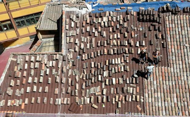 Reparación del tejado del edificio, una intervención que intenta respetar el mayor número posible de piezas antiguas. 