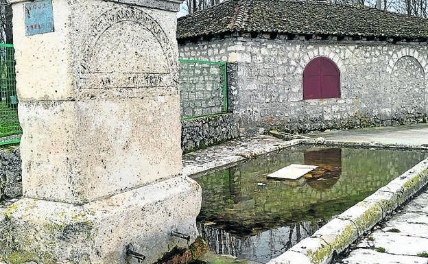 Imagen principal - Arriba, antiguo lavadero de Montemayor; monumento en piedra a la solidaridad y cruz del Pico, a la entrada del pueblo. 