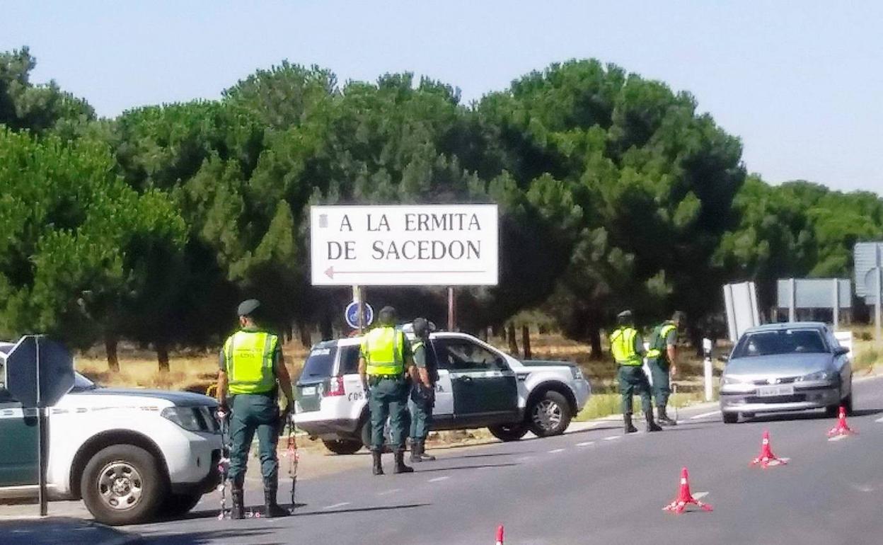 Control de la Guardia Civil en Pedrajas durante el primer día de confinamiento por los rebrotes. 