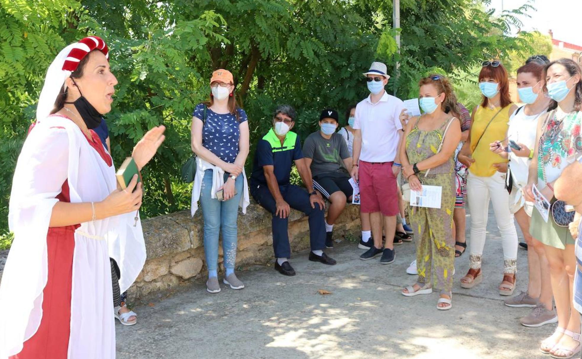 Doña Inés cuenta secretos de Torquemada a los participantes en la ruta teatralizada, este domingo en Torquemada.