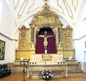 Imagen secundaria 2 - Señalización a la llegada a la ermita y retablo donde está el Cristo. 