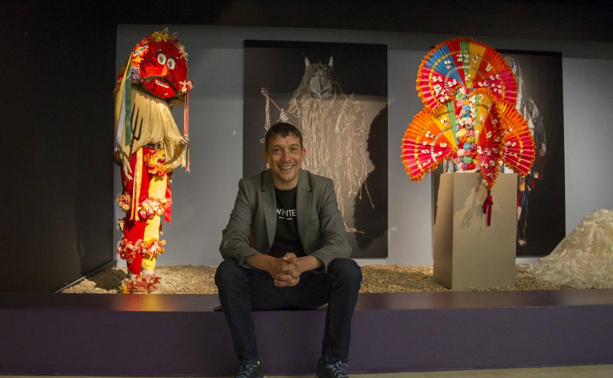 El director del Museo, en la parte dedicada a las mascaradas tradicionales.