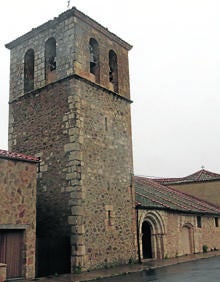 Imagen secundaria 2 - Arriba, edificio del Ayuntamiento, torre del templo dedicado a San Lorenzo e Iglesia románica de San Lorenzo.
